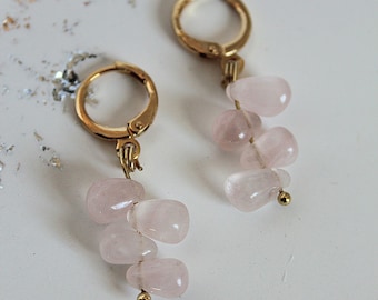 Pendientes de cuarzo rosa en oro // Pendientes colgantes de acero inoxidable chapado en oro de 18k con piedras preciosas // Pendientes bohemios delicados // Pendientes de piedra natural