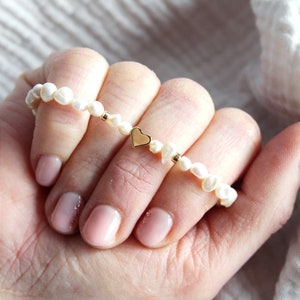 delicate golden heart bracelet / minimalist, elegant pearl bracelet / freshwater pearl bracelet with golden heart pearl 18k gold plated