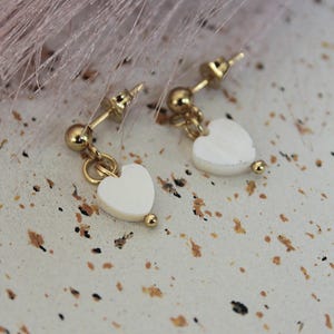 Pearl earrings gold, small gold stud earrings, heart earrings with mother of pearl, dainty small heart earrings, bridal earrings mother of pearl, boho earrings