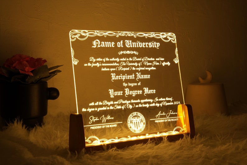 K&ouml;nnte beinhalten: Eine leuchtende Acryl-Plakette mit einem dekorativen Rand und dem Text "Name der Universit&auml;t". Die Plakette steht auf einem Holzst&auml;nder und hat ein Siegel mit dem Text "Pr&auml;sident des Vorstands" und "Pr&auml;sident der Fakult&auml;t".