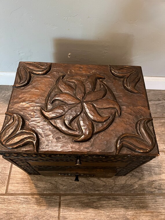 Vintage artisan made treasure/keepsake box Beautif