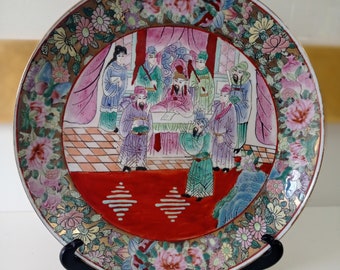 Beautiful large Chinese wall plate, in porcelain, Canton Famille Rose, decorated with flowers and characters