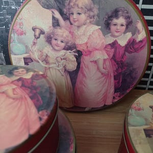 Vintage Aufbewahrungsbox-Set aus Blech mit Zeichnung viktorianischer Kinder