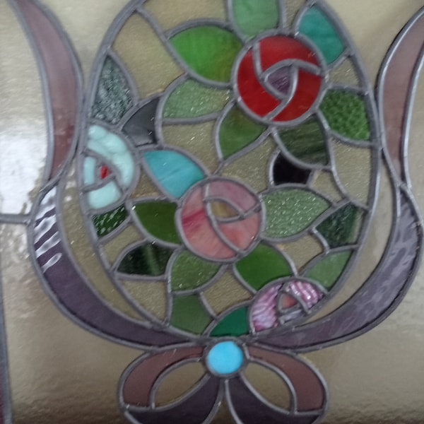 Prachtig oud Art Nouveau glas-in-lood raam, met bloemen en strik