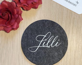 personalisierter Filzuntersetzer mit Namen als wieder verwendbare Gastgeschenke für Hochzeit Konfirmation Feier Party Geburtstag Kommunion