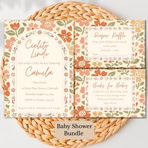Op de afbeelding: Een babyshower uitnodigingsset met een bloemenpatroon in terracotta, cr&egrave;me en saliegroen. De set bevat een grote uitnodiging met een boogframe en de tekst Cielito Lindo, een luierloterijkaart en een kaart voor babyboekjes.