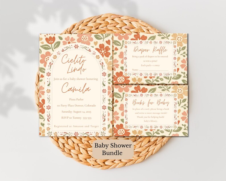 Op de afbeelding: Een babyshower uitnodigingsset met een bloemenpatroon in terracotta, cr&egrave;me en saliegroen. De set bevat een grote uitnodiging met een boogframe en de tekst Cielito Lindo, een luierloterijkaart en een kaart voor babyboekjes.