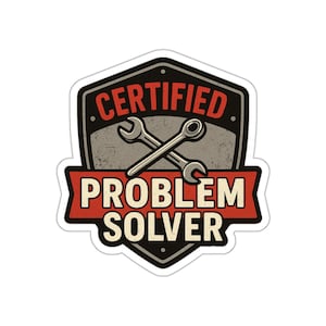 Pode incluir: Um autocolante com um design preto, vermelho e cinzento. O autocolante apresenta as palavras "CERTIFIED" e "PROBLEM SOLVER" com chaves cruzadas no centro. O design tem a forma de um escudo com uma borda branca.