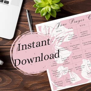 Può includere: Un calendario di preghiera di giugno rosa con decorazioni floreali, un laptop, una penna, una tazza di caffè e una pianta succulenta su una scrivania di legno. Il calendario ha il testo "Download istantaneo".