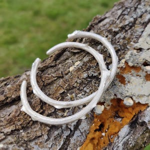 Silver- eller mässingsarmband: Ett tjockt armband för naturälskare