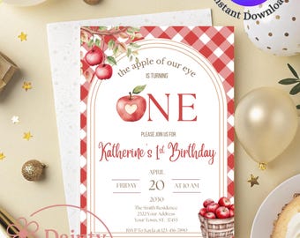 Puede incluir: Una invitación de cumpleaños con un patrón de cuadros rojos y ilustraciones de manzanas. El texto dice "the apple of our eye is turning ONE" e invita a los invitados al 1er cumpleaños de Katherine. Incluye fecha, hora y dirección.
