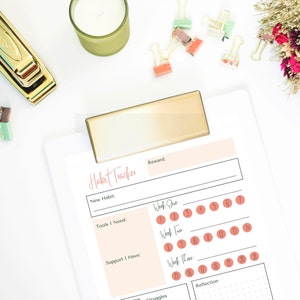 Op de afbeelding: Een printbaar habit tracker-werkblad met secties voor een nieuwe gewoonte, benodigde hulpmiddelen, ondersteuning, struggles, reflectie en een wekelijkse tracker met cirkels om voortgang te markeren. Het werkblad is op een witte achtergrond met een perzikkleurige gradi&euml;nt.