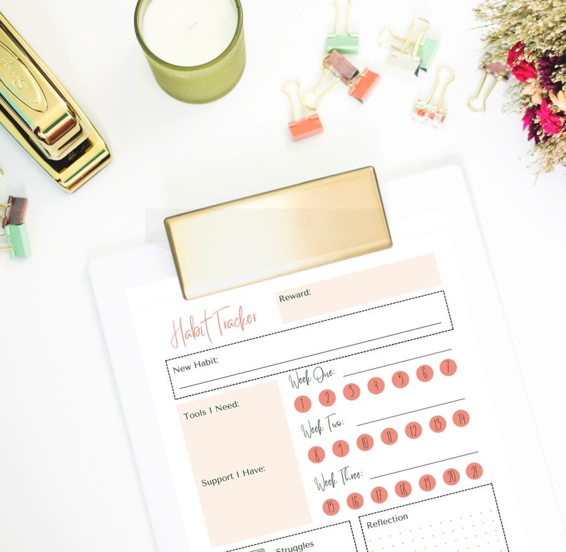 Op de afbeelding: Een printbaar habit tracker-werkblad met secties voor een nieuwe gewoonte, benodigde hulpmiddelen, ondersteuning, struggles, reflectie en een wekelijkse tracker met cirkels om voortgang te markeren. Het werkblad is op een witte achtergrond met een perzikkleurige gradi&euml;nt.
