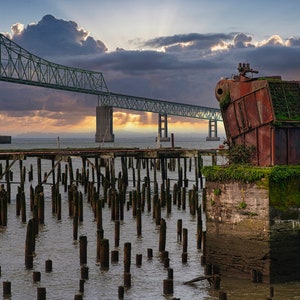 Ponte Astoria-Megler in Oregon con pali e caldaia della White Star Cannery.
