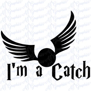 Puede incluir: Gráfico en blanco y negro de una snitch de la serie Harry Potter con alas y el texto "I'm a Catch".