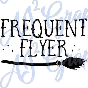 以下が含まれることがあります： 「Frequent Flyer」というテキストと、両側に星がついたほうきのシルエットが描かれた、白黒のグラフィックデザインです。