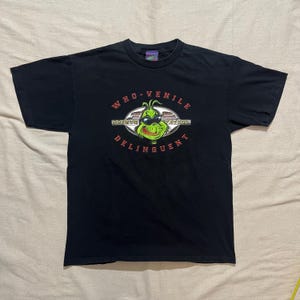 Vintage 90er 00er Jahre Y2K Dr. Seuss The Grinch Whovenile Delinquent Book Cartoon Grafik T-Shirt Schwarz Large