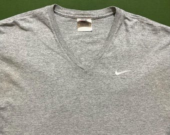 Camiseta Nike Sportswear vintage de los años 90 con cuello en V y logo bordado, color gris, talla grande