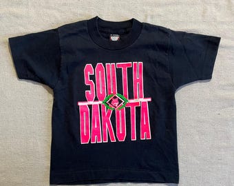 Camiseta gráfica vintage de Dakota del Sur de los años 80 y 90 (talla pequeña para niños)
