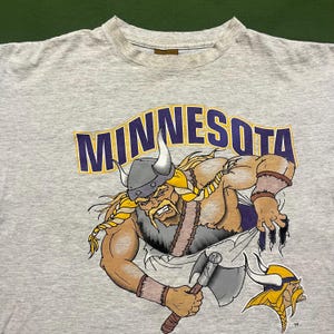 ヴィンテージ 90 年代 NFL ナツメグ ミネソタ バイキングス フットボール カリカチュア アート グラフィック T シャツ グレー L/XL