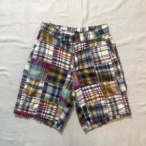 以下が含まれることがあります： クリーム色、ライトグレー、ダークグレーの3色の、つや消し仕上げの陶器製マグカップのセット。各マグカップはシンプルでミニマリストなデザインで、丸みを帯びたハンドルが付いています。