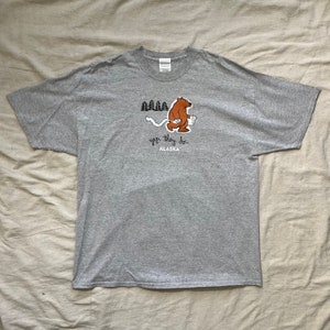 Vintage jaren 00 grappige Alaska Bear Tourist Travel Souvenir Nieuwigheid Humor Cartoon Grafisch T-shirt grijs 2XL