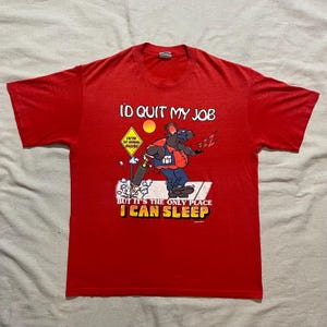 Vintage 70s 80s Rat "I'd Quit My Job But Its The Only Place I Can Sleep" grappig humor werk Cartoon grafisch T-shirt rood groot