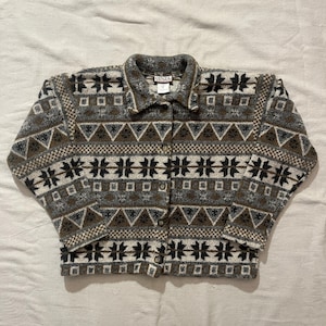 Peut inclure: Ensemble de trois tasses en céramique avec une finition mate et mouchetée. Les tasses sont de couleur crème, gris clair et gris foncé. Chaque tasse a un design simple et minimaliste, parfait pour le café ou le thé.