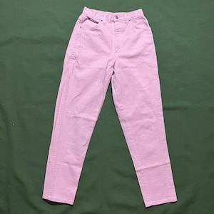 Puede incluir: Un par de pantalones vaqueros de color rosa claro de cintura alta con pierna recta.