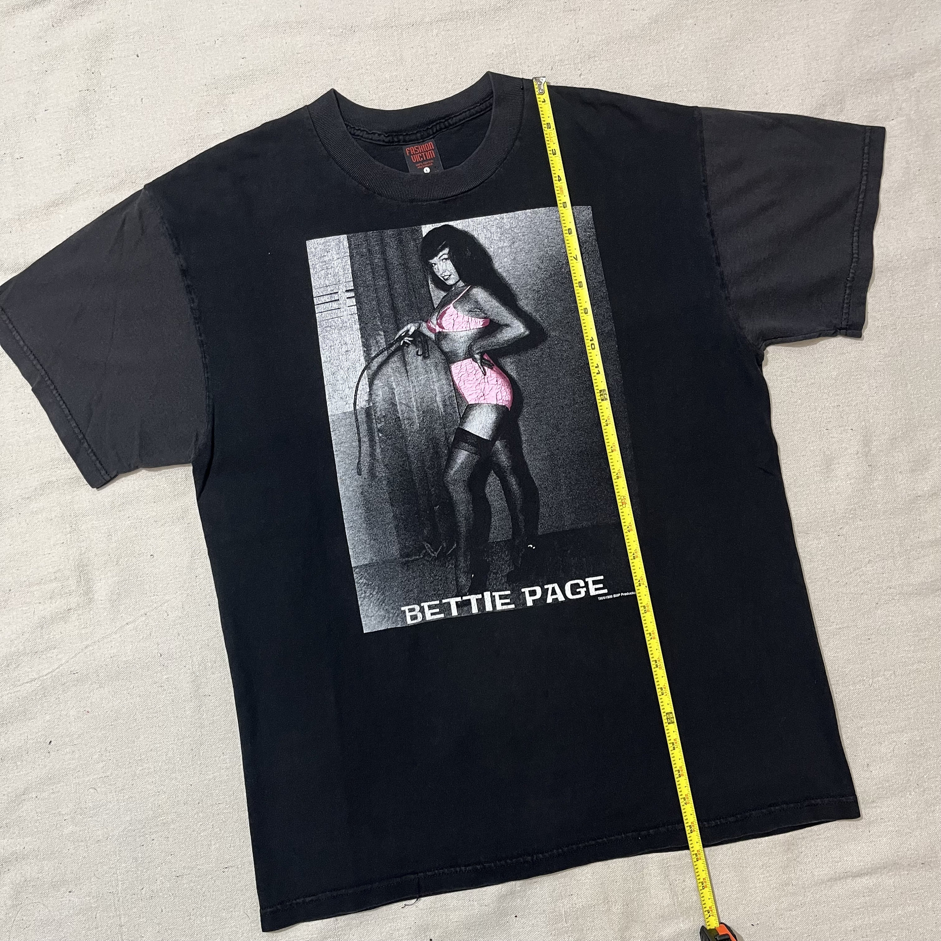 fashion victim betty page tシャツ 90s Vintage 90s Fashion Victim Bettie Page Bondage Graphic T