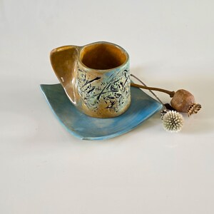 Wings V– Handgefertigte Espresso-Tasse mit Unterteller aus Steinzeug | Skulpturale Keramikkunst | Wabi-Sabi | Unikat