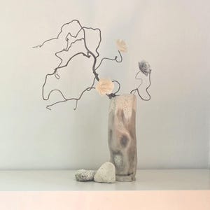 Den mystiske mannen - Skulpturell keramikvas gjord av stengods | Wabi Sabi | Unikt verk | Handgjord vas | Beige Organisk Modern
