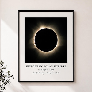 Könnte beinhalten: Ein gerahmter Kunstdruck mit einer schwarz-weißen Fotografie einer totalen Sonnenfinsternis. Der Text EUROPEAN SOLAR ECLIPSE, 12 August 2026 und Your Viewing Location Here steht in einer serifenbetonten Schrift unter dem runden Bild.