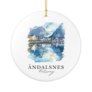 Puede incluir: Un adorno redondo de cerámica blanca con una ilustración en acuarela de la ciudad de Åndalsnes, Noruega, con montañas nevadas y un puerto azul con reflejos. El texto ÅNDALSNES Norway está impreso en negro debajo de la ilustración.