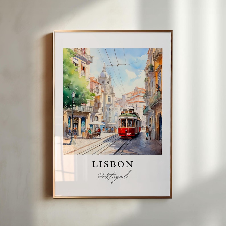 Pu&ograve; includere: Un dipinto ad acquerello di un tram rosso che viaggia lungo una strada di Lisbona, Portogallo. La strada &egrave; fiancheggiata da edifici e ci sono persone che camminano sul marciapiede. Il dipinto ha un'atmosfera vintage ed &egrave; incorniciato in una cornice dorata.
