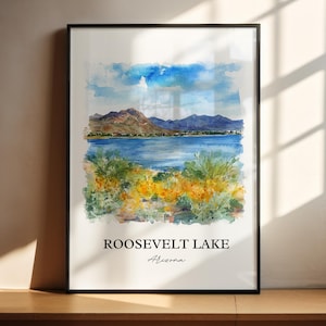 Puede incluir: Una impresión en acuarela enmarcada del lago Roosevelt en Arizona. La obra de arte representa una serena escena lacustre con montañas al fondo, un cielo azul y vegetación colorida en primer plano. El texto "ROOSEVELT LAKE Arizona" está impreso en la parte inferior.