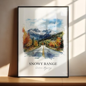 Puede incluir: Una pintura de acuarela de un camino de montaña escénico con follaje de otoño y picos cubiertos de nieve en el fondo. El texto "Snowy Range Scenic Byway" está en la parte inferior de la imagen.