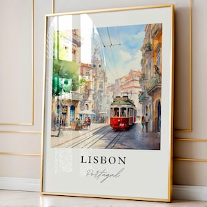 Pu&ograve; includere: Un dipinto ad acquerello di un tram rosso che viaggia lungo una strada di Lisbona, Portogallo. La strada &egrave; fiancheggiata da edifici colorati e ci sono persone che camminano sul marciapiede. Il dipinto ha un'atmosfera vintage ed &egrave; incorniciato in una cornice dorata.