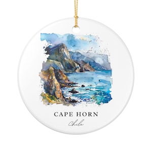Puede incluir: Adorno redondo de cerámica blanca con una pintura de acuarela de Cabo de Hornos, Chile. La obra de arte representa un paisaje costero con montañas, océano y cielo azul. El texto "CAPE HORN Chile" está impreso debajo, con una cuerda dorada.