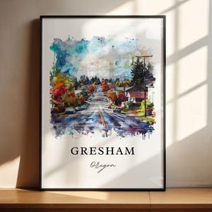 Può includere: Un dipinto ad acquerello di una scena di strada a Gresham, Oregon. Il dipinto presenta una strada fiancheggiata da alberi e case, con un'auto che guida al centro della strada. Il dipinto è realizzato in una tavolozza morbida e tenue di blu, verdi e marroni.