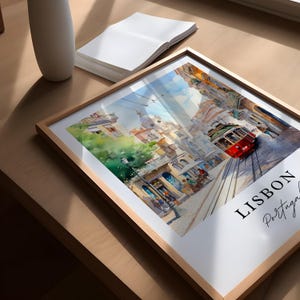 Pu&ograve; includere: Un dipinto ad acquerello di una scena di strada a Lisbona, Portogallo. Il dipinto presenta un tram rosso e giallo che viaggia lungo una strada acciottolata fiancheggiata da edifici colorati. Il testo "LISBON Portugal" &egrave; scritto nell'angolo in basso a destra del dipinto.