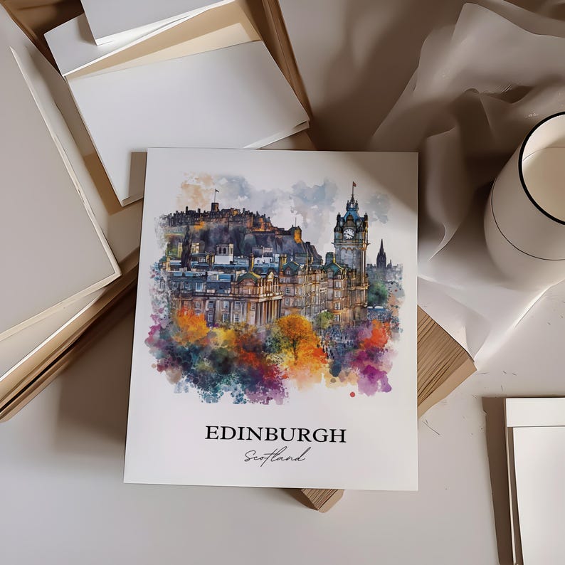 K&ouml;nnte beinhalten: Ein Aquarellbild von Edinburgh, Schottland. Das Bild zeigt eine Stadtlandschaft mit einem Uhrturm und einer Burg im Hintergrund. Das Bild ist von einem farbenfrohen Aquarell-Wasch umgeben.