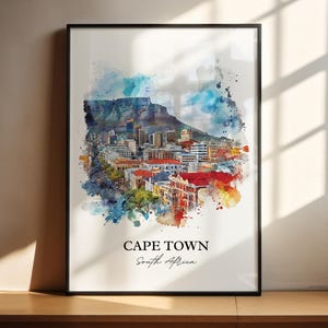Może przedstawiać: Akwarela przedstawiająca panoramę Kapsztadu z Górą Stołową w tle. Obraz jest w odcieniach niebieskiego, zielonego, czerwonego i pomarańczowego. Pod obrazem widnieje napis "CAPE TOWN" i "Południowa Afryka".