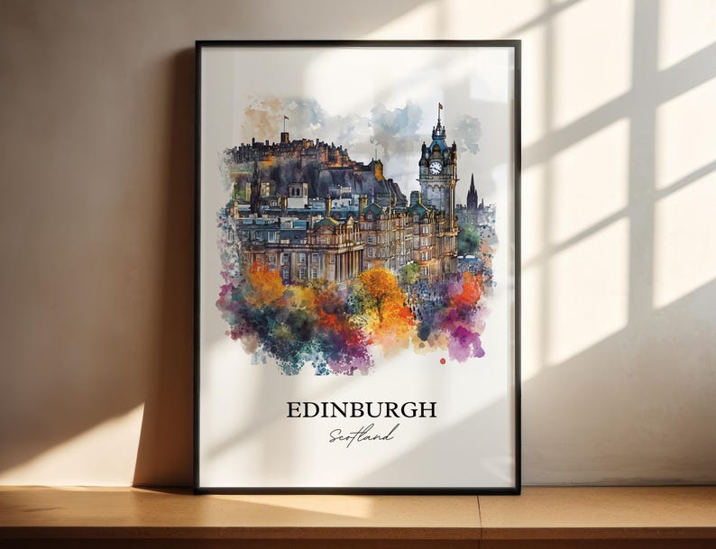 K&ouml;nnte beinhalten: Ein Aquarellbild von Edinburgh, Schottland. Das Bild zeigt das Edinburgh Castle, die Skyline der Stadt und einen Uhrturm. Das Bild ist von einem farbenfrohen Aquarell-Wasch umgeben.
