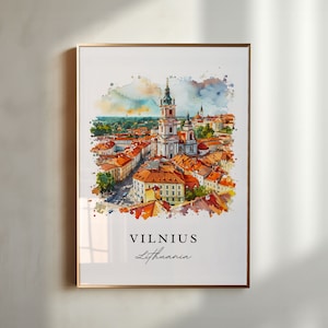 Puede incluir: Una pintura de acuarela de la ciudad de Vilnius en Lituania. La pintura presenta una iglesia con una alta aguja y edificios circundantes. La pintura está enmarcada en un marco dorado.