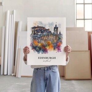 K&ouml;nnte beinhalten: Ein Aquarellbild der Skyline von Edinburgh mit dem ber&uuml;hmten Edinburgh Castle und dem Scott Monument. Das Bild ist vor einem bunten Hintergrund mit Spritzern in Blau, Gr&uuml;n, Gelb und Orange gehalten.