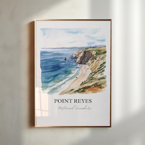 Pode incluir: Uma pintura em aquarela de uma paisagem costeira com um penhasco que domina uma praia de areia e um oceano azul. O texto "POINT REYES National Seashore" está impresso abaixo da imagem.
