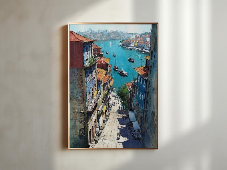 Puede incluir: Pintura a la acuarela de un paisaje urbano europeo con edificios que bordean una calle que conduce a un r&iacute;o. Los edificios tienen tejados de tejas rojas y fachadas coloridas. Hay barcos en el agua. La obra de arte est&aacute; enmarcada en un marco dorado.