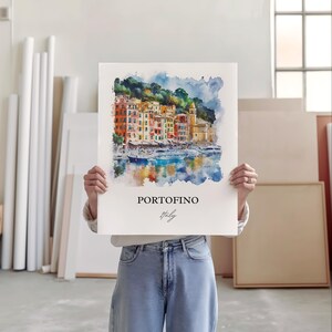 Op de afbeelding: Een aquarel van de kleurrijke gebouwen van Portofino, Itali&euml;, met boten in de haven. De tekst "Portofino Itali&euml;" staat onder de afbeelding.