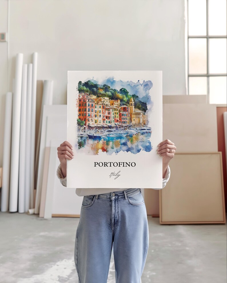Op de afbeelding: Een aquarel van de kleurrijke gebouwen van Portofino, Itali&euml;, met boten in de haven. De tekst "Portofino Itali&euml;" staat onder de afbeelding.
